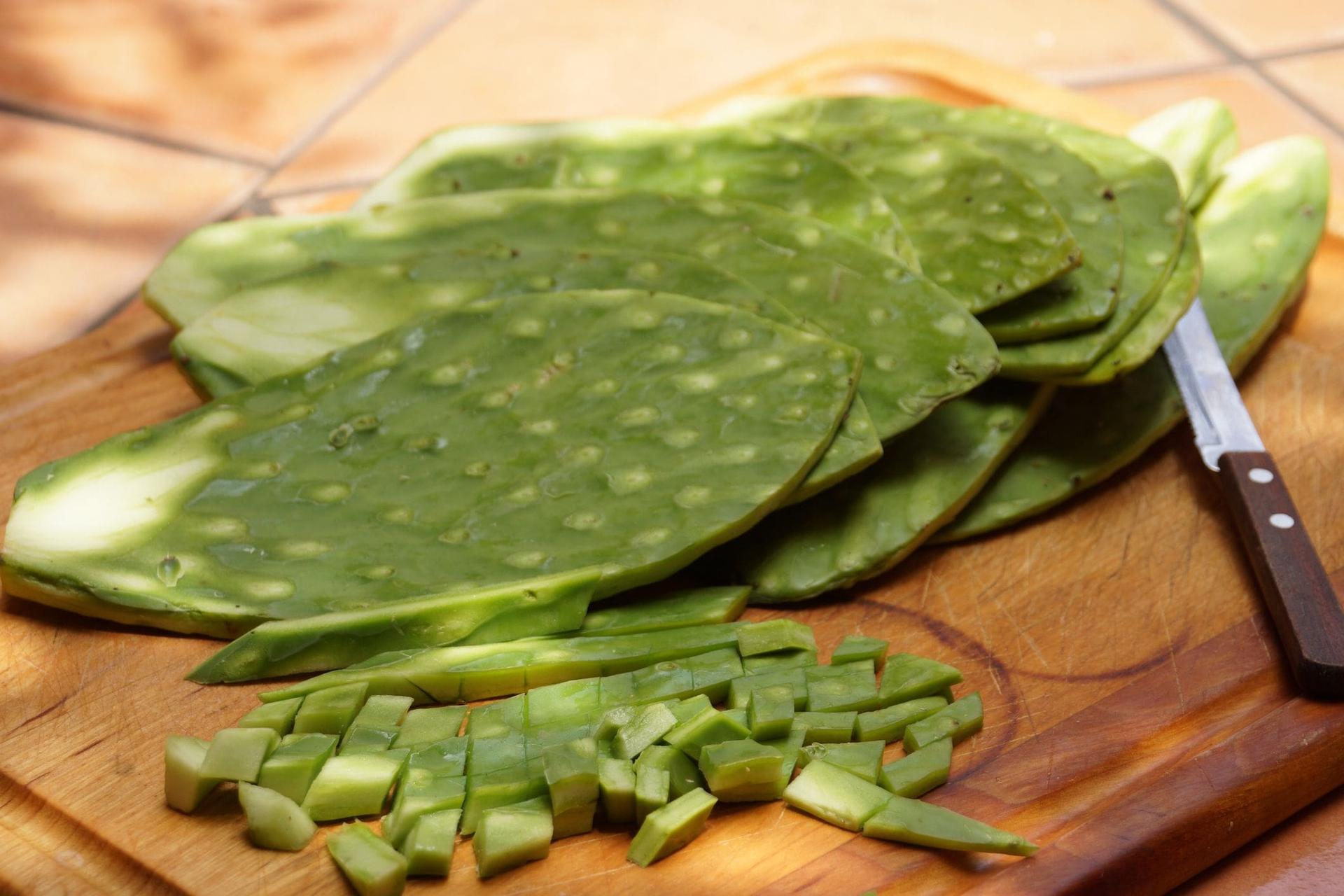 Clean Your Nopales / in a Quick and Easy Way